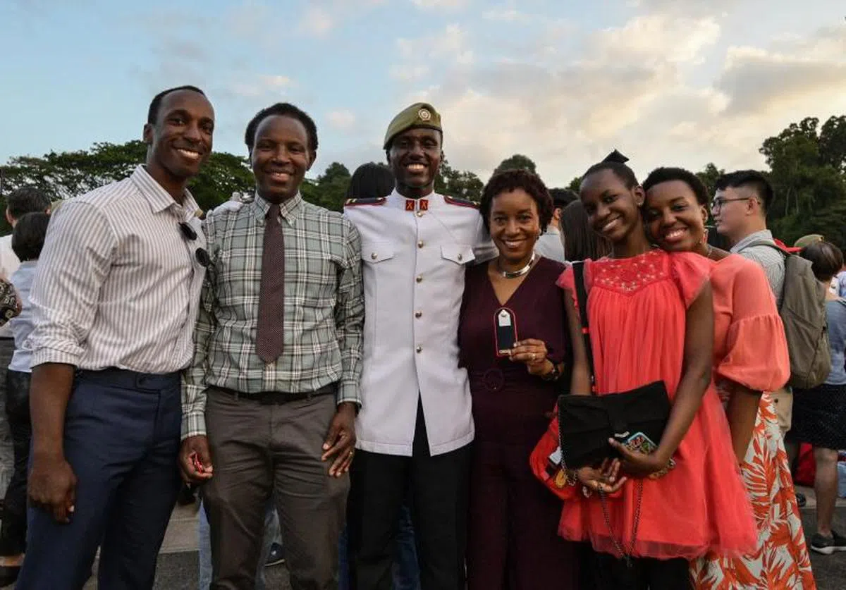 （左起）哈特利、他们的父亲、翰尼尔、母亲以及两个姐妹。（国锋报）