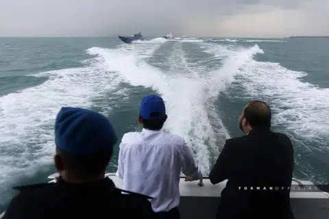 柔州大臣登上侵入新加坡领海的马国浮标船巡视具争议性的海域。（奥斯曼沙比安面簿）