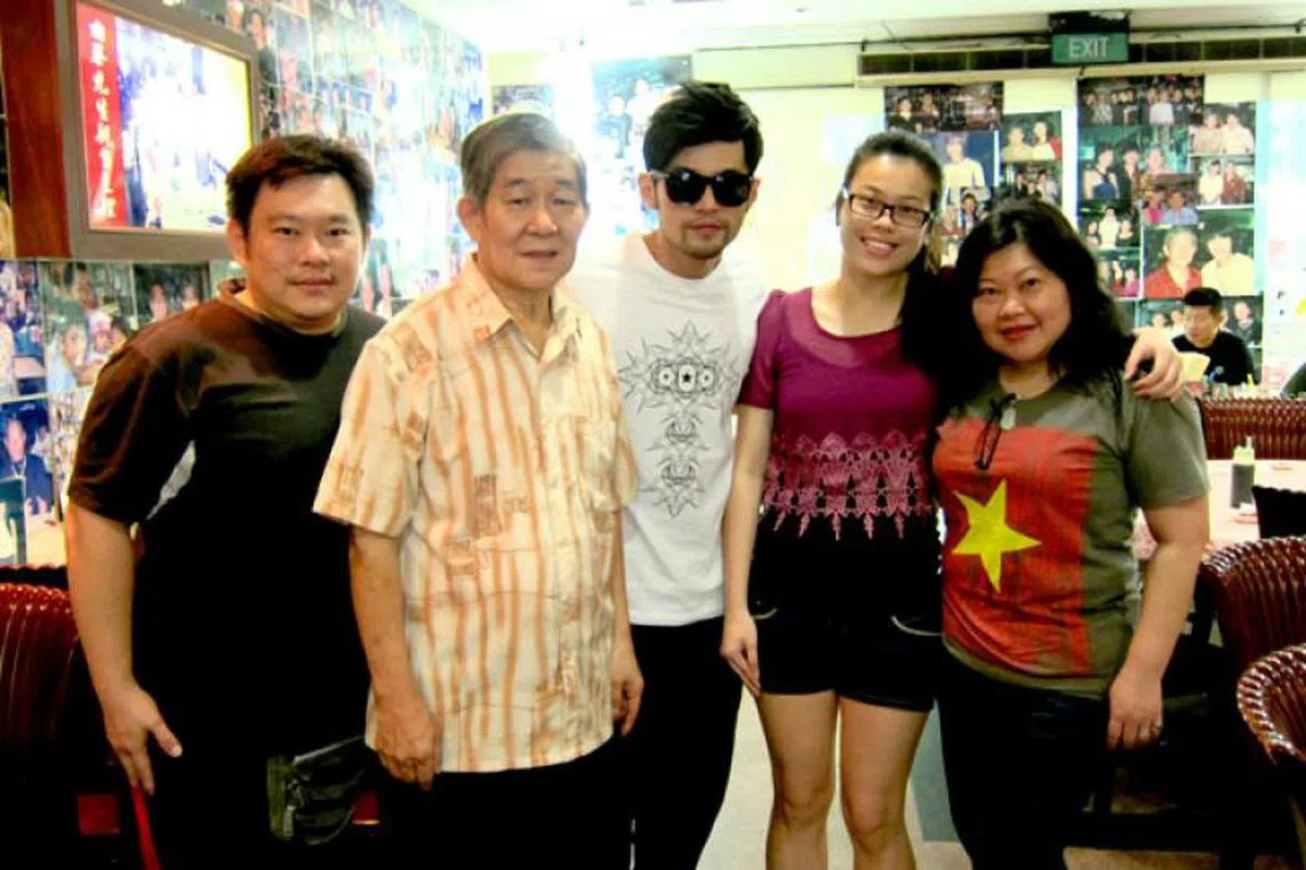  2013年周杰伦世界巡回演唱会新加坡站结束后，到发起人肉骨茶店用餐后与老板全家合照。（互联网） 