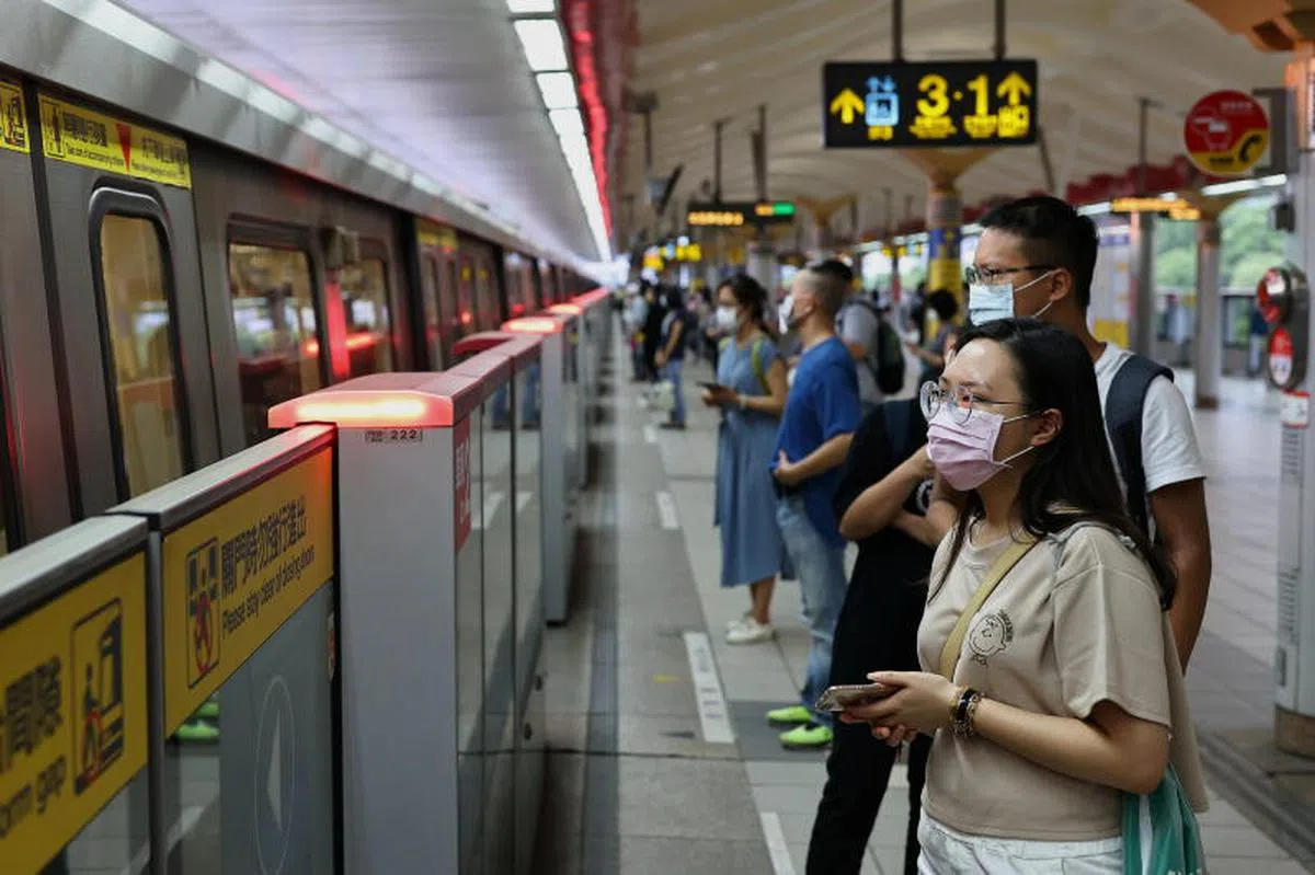 台湾上班族准备乘搭捷运。（路透社）