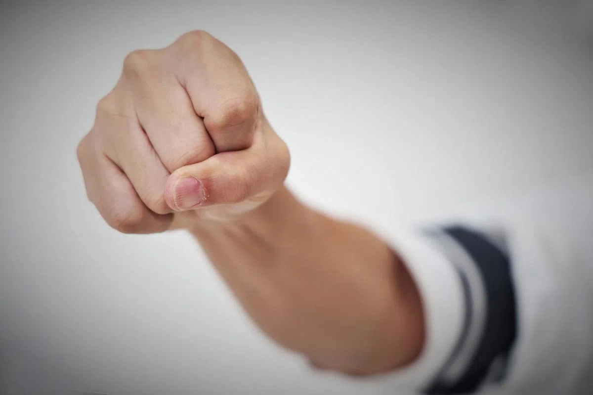 拳头不是用来对付弱者的。（联合早报）