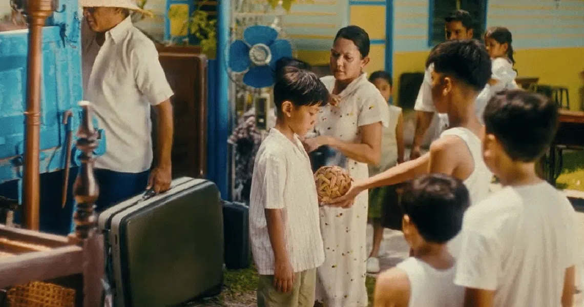 2024年国庆主题曲《携手同行》音乐录影带的部分画面，展现了新加坡早期生活的样貌。（视频截图）