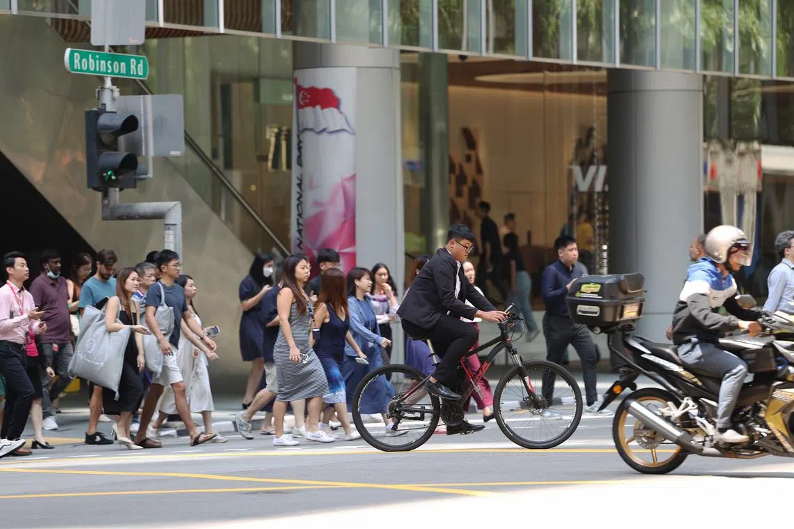 新加坡中央商业区上班族。（联合早报）