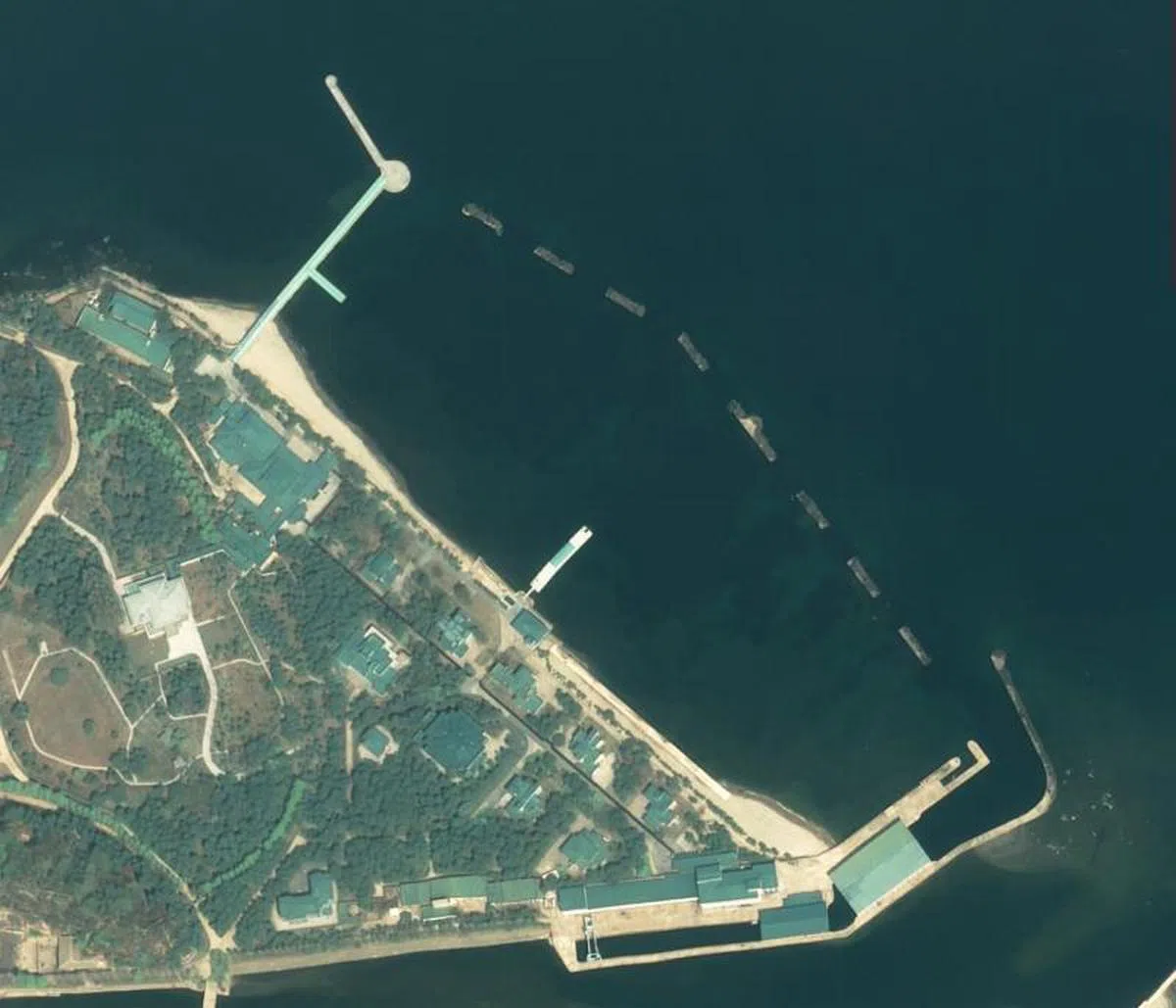  商业卫星照片拍到疑似金正恩拥有的豪华游艇移动。（NK PRO） 