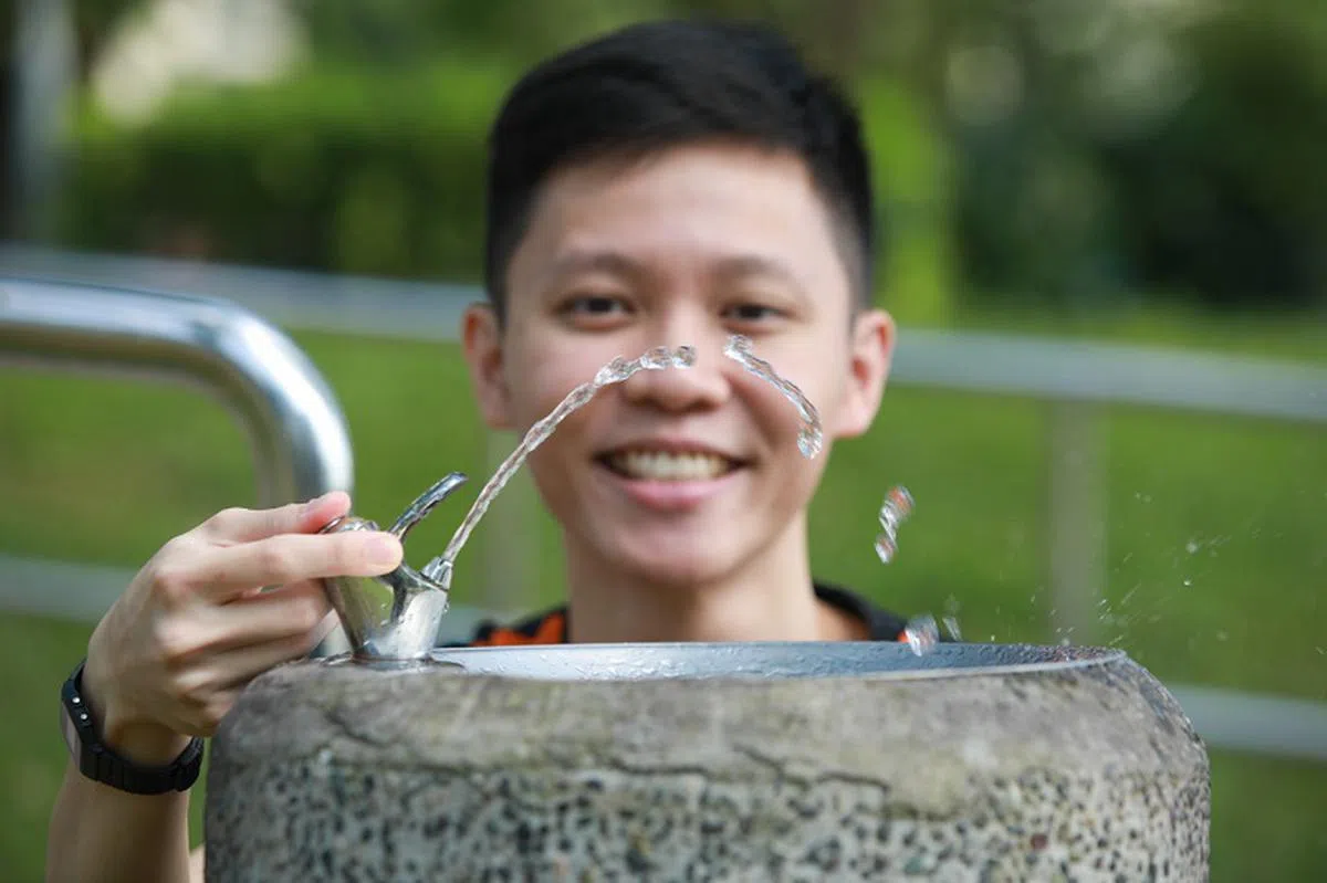 邓明康在网上发起“全民找一找”运动，旨在列出全岛各地哪里有饮水机。（海峡时报）