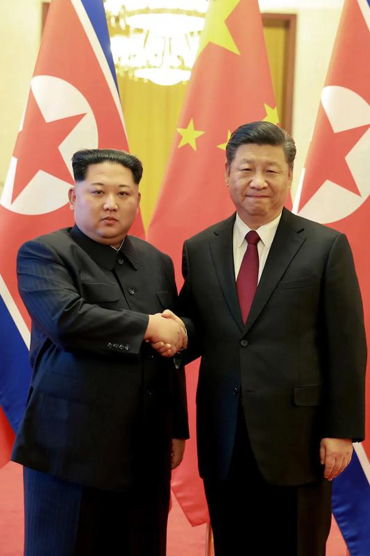  金正恩与中国国家主席习近平（右）。（法新社） 