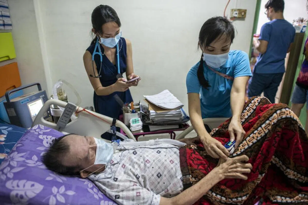 上门医疗小组为行动不便的人士接种了疫苗。（护联中心提供)