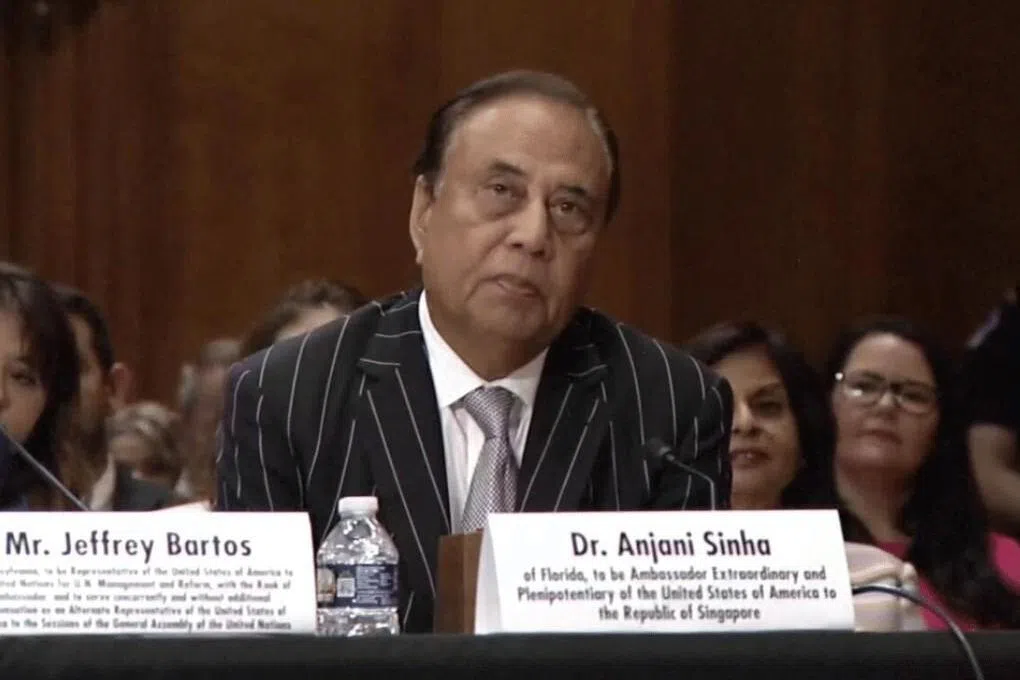 安贾尼·辛哈（Anjani Sinha）在提名确认听证会上的表现一度引起外界热议他不适合出任美国驻新加坡大使。