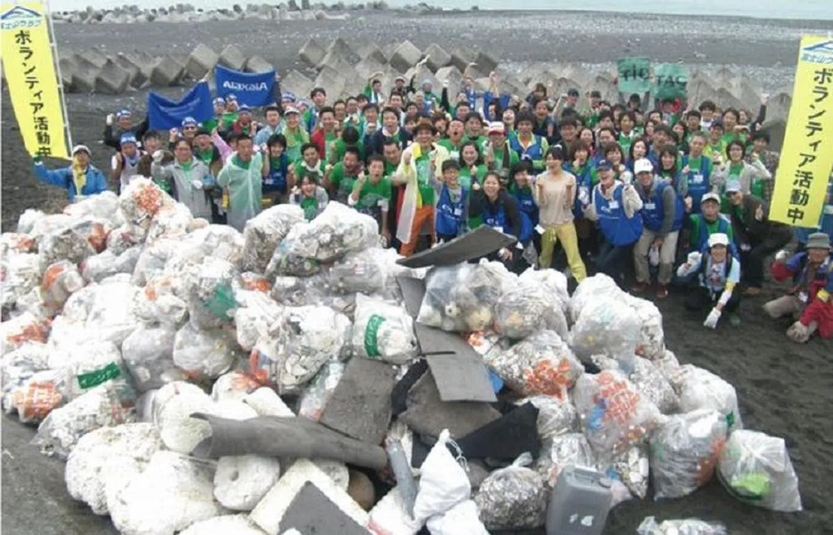 2004年至2018年，共有7万4215名义工从富士山收集了多达850吨的垃圾。（Fujisan Club提供）