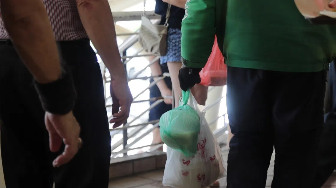 点餐后发现，送上门的食物汤汁或饮料被打翻或溢出来，你会如何反应？（海峡时报）