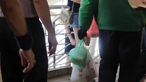 点餐后发现，送上门的食物汤汁或饮料被打翻或溢出来，你会如何反应？（海峡时报）