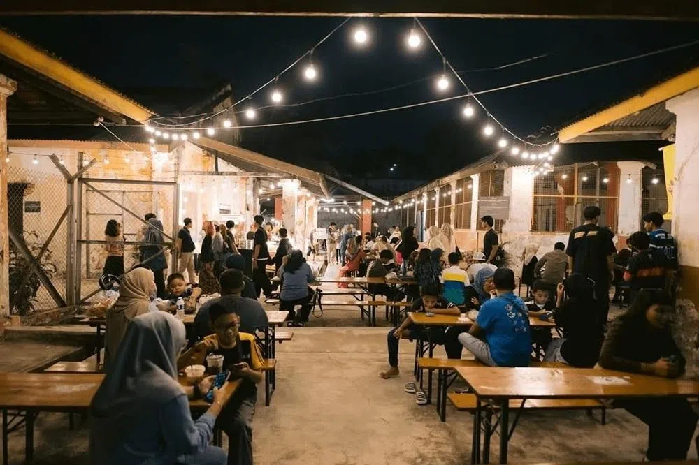 累了还能在咖啡馆和美食摊位品尝地道小吃。