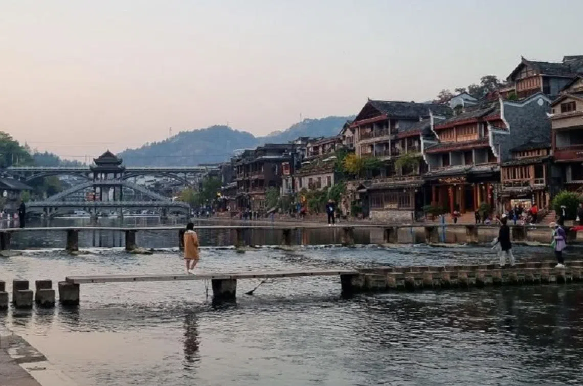 中国边境重开旅游限制松绑后，2023年共有3550万人次出入境中国，相比2022年多出近六倍。图为张家界的凤凰古城。（蚁粉提供）