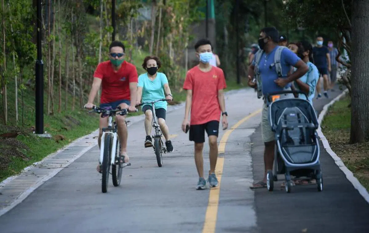  不少国人把断路器时期当成难得的家庭户外同乐，或者是运动健身最佳时间，岛国处处可见运动人潮。（海峡时报） 