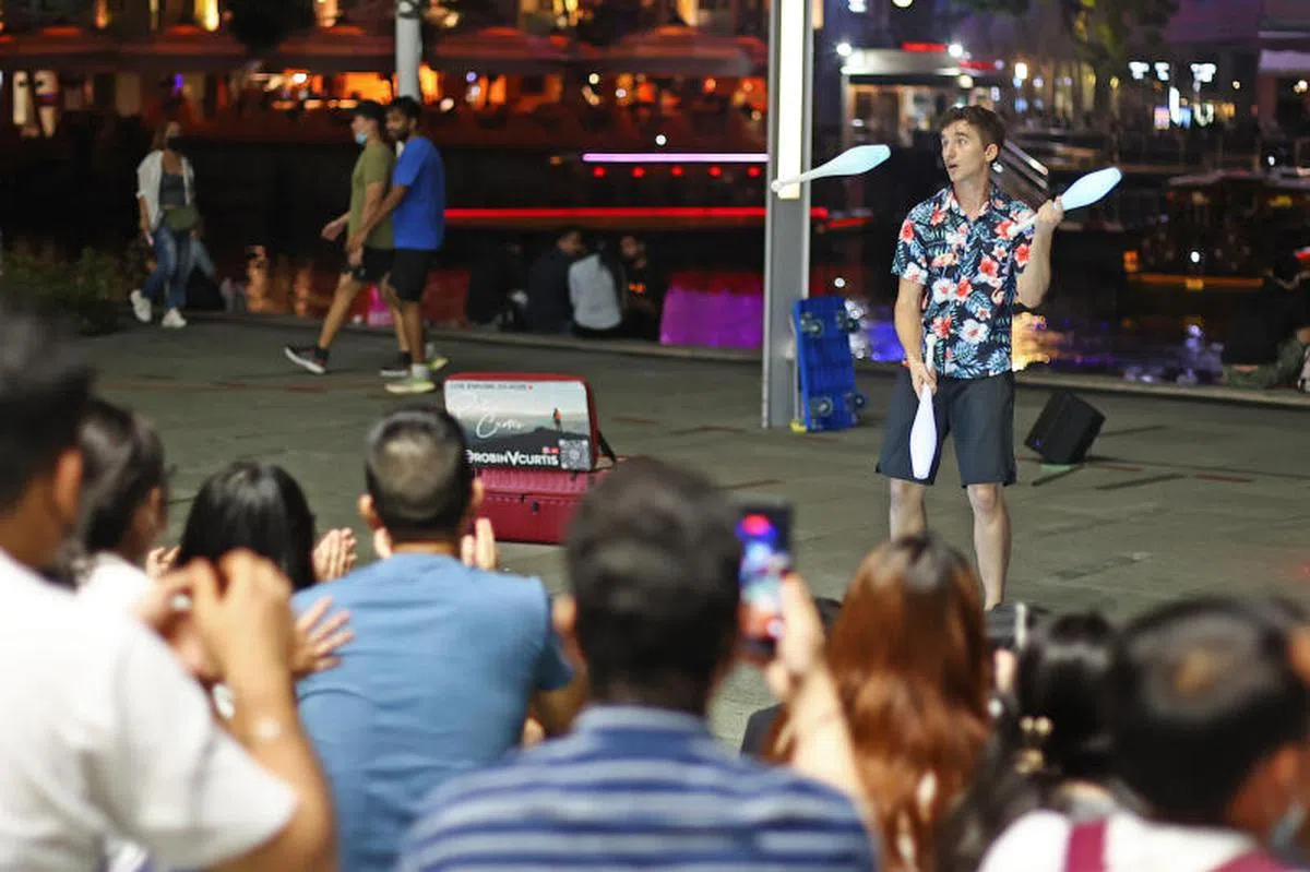 本地公民、永久居民、外国人和国际学生都可申请成为街头艺人。在本地修读商学系的Robin Curtis为了追梦而成为街头艺人。（联合早报）