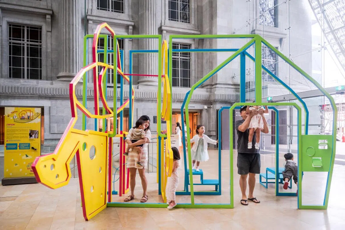 孩子们在艺术装置上玩耍。（国家美术馆提供）