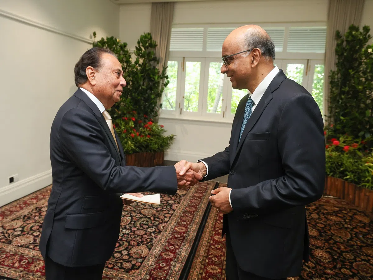 辛哈（左）前往总统府，向尚达曼总统（右）呈递国书。