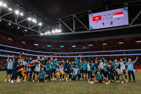 新加坡足球队在一球落后的情况下反超比分，最终以2比1客场击败香港，晋级2027年亚洲杯正赛。