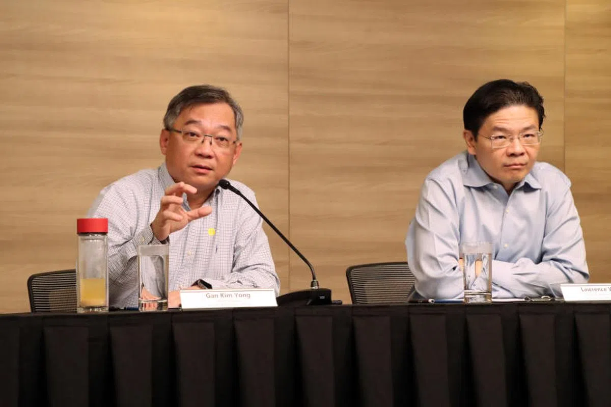  联合领导抗疫跨部门工作小组的国家发展部长黄循财（右）与卫生部长颜金勇在记者会上宣布成立“新加坡保洁工作小组”。（联合早报） 