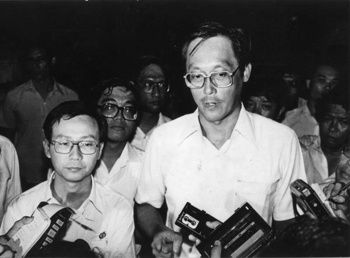  1981年安顺区补选，行动党意外落败。成绩揭晓后，时任行动党组织秘书吴作栋和候选人冯金兴接受记者访问。（星洲日报） 