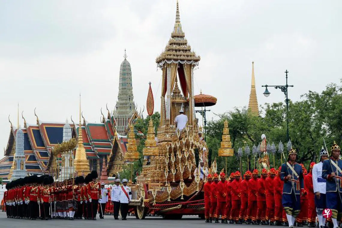 昨天一大清早，蒲眉蓬的棺椁从大皇宫移出放到皇家移灵车顶上，向皇家田广场火化亭徐徐进发。（路透社）