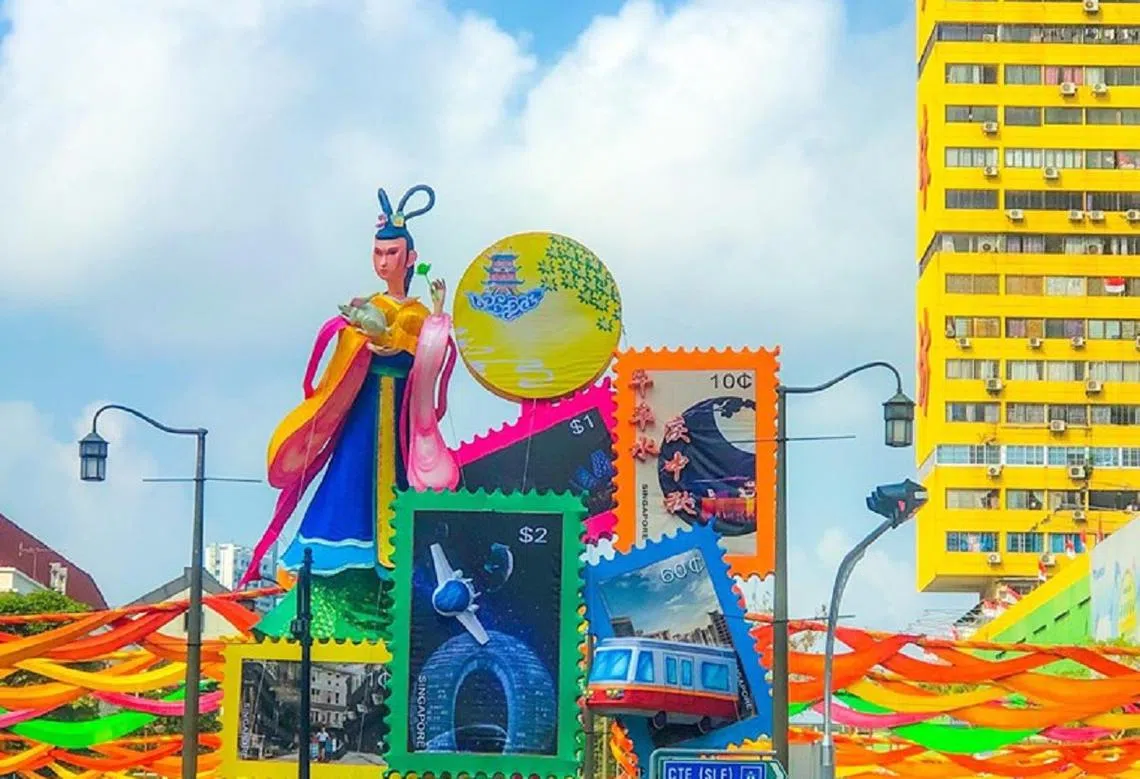 看到今年牛车水中秋灯饰的嫦娥，让人忍不住想问：呃……嫦娥是男的还是女的？（James Photo面簿）