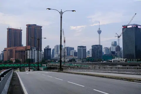 马来西亚“锁国”第一天，首都吉隆坡的大街上空无一车。（法新社）