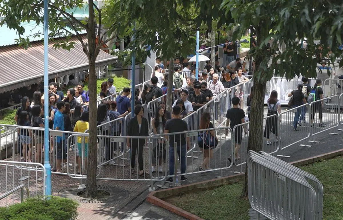  排队等候吊唁的公众与粉丝。（今日报） 