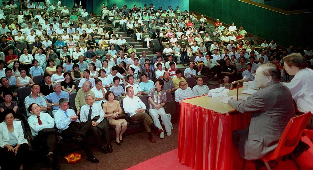  金庸在华侨中学会堂举行的金庸即兴问答研讨会上回答读者提问。（联合早报） 