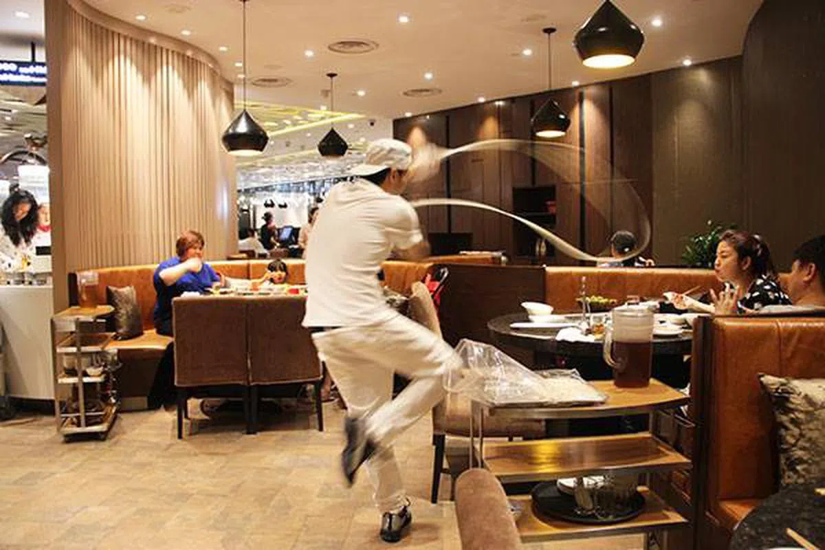  吃个面条也需要大费周章。（新加坡海底捞面簿） 