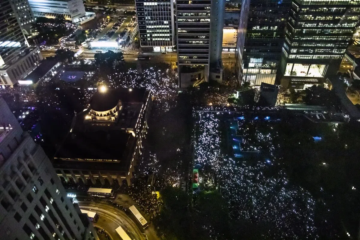  参与集会的市民将遮打花园附近的道路挤得水泄不通。（彭博社） 
