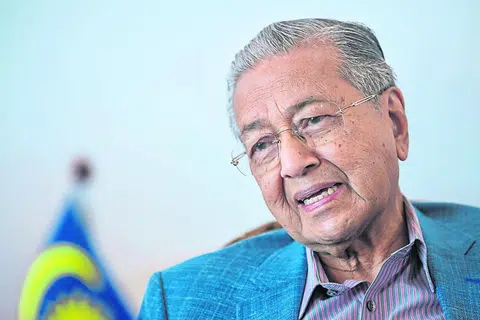高龄96岁的马来西亚前首相马哈迪虽然已随着希盟政府垮台而不在权力中心，但不甘寂寞的老马怎么可能就此淡出政治舞台，不停地进行直播或在社交媒体发文，不断提醒大家自己的存在。（中国报）