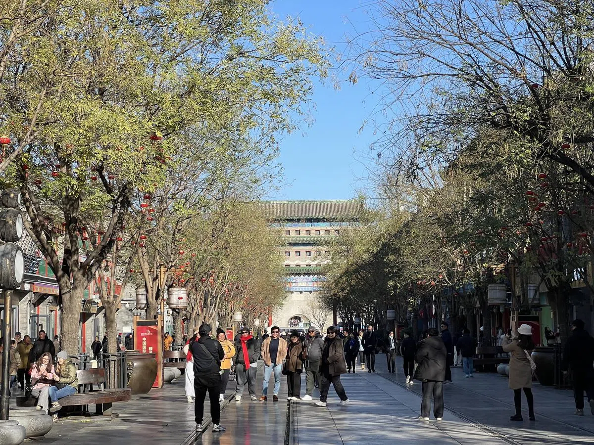 游客们来到前门，都喜欢在正阳楼前留影。（李显龙脸书截图）