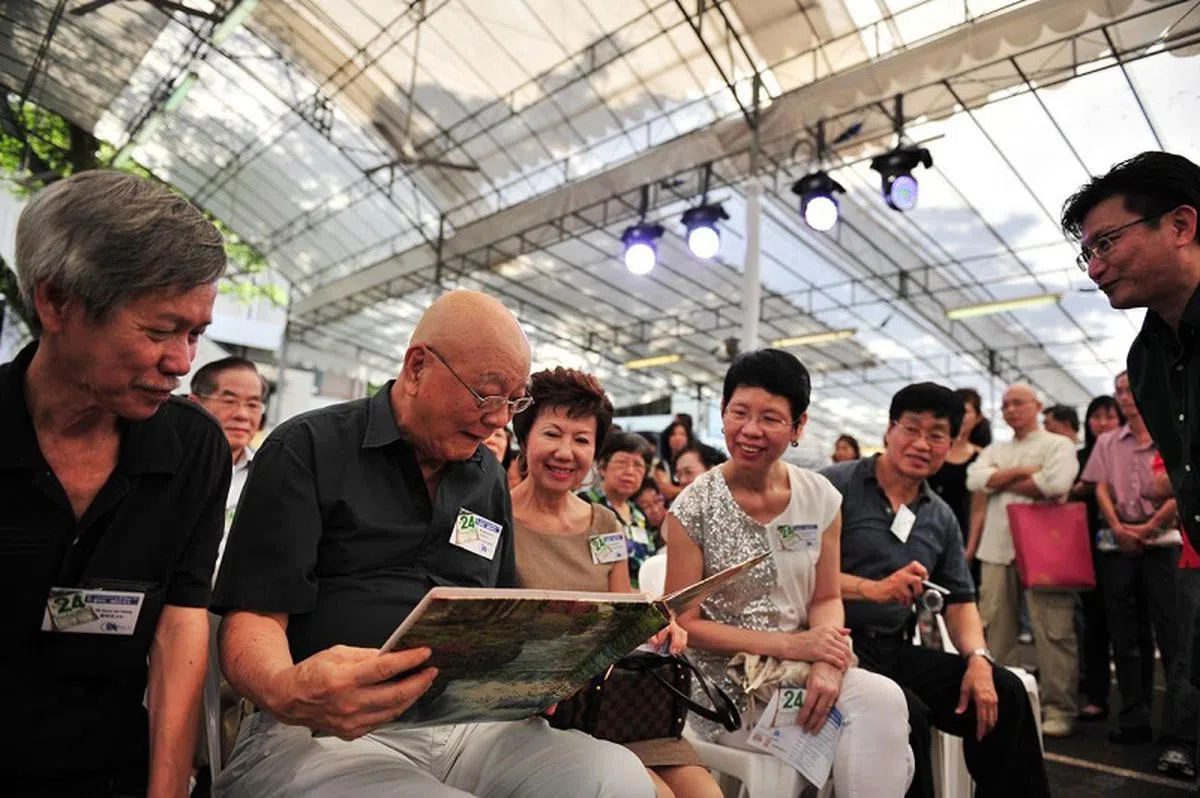  华义中学校友会把握时机，在德普路旧校舍走入历史前，于2012年11月24日举办“那些年，我们在华义”的校友千人聚。华义中学的历届校长，排排坐看旧照片，涌现无限回忆与欢笑。（联合早报） 