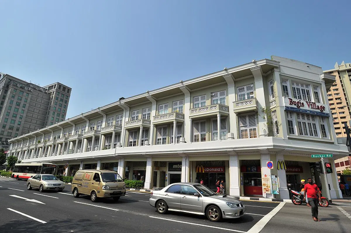  武吉士村（Bugis Village）共有34间三层楼二战前店屋，用作办公室、音乐学院、补习中心、餐馆以及零售商店。（海峡时报） 