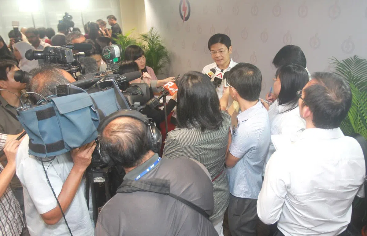 2011年4月7日，人民行动党在党总部介绍第六批新候选人时，现任总理黄循财当时就面对了媒体的“烈火试炼”。（新明日报）