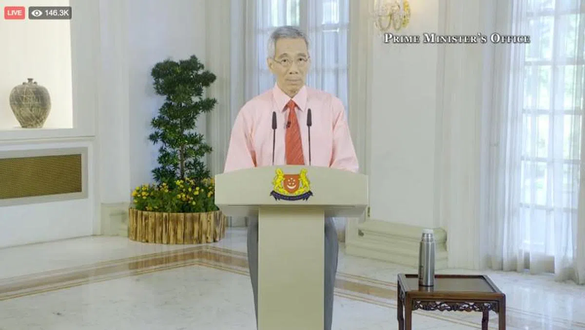  李显龙总理身旁的那瓶“神奇水”，他每喝一口后就能以英语、马来语和华语发言，令网民啧啧称奇。（总理公署视频截图） 