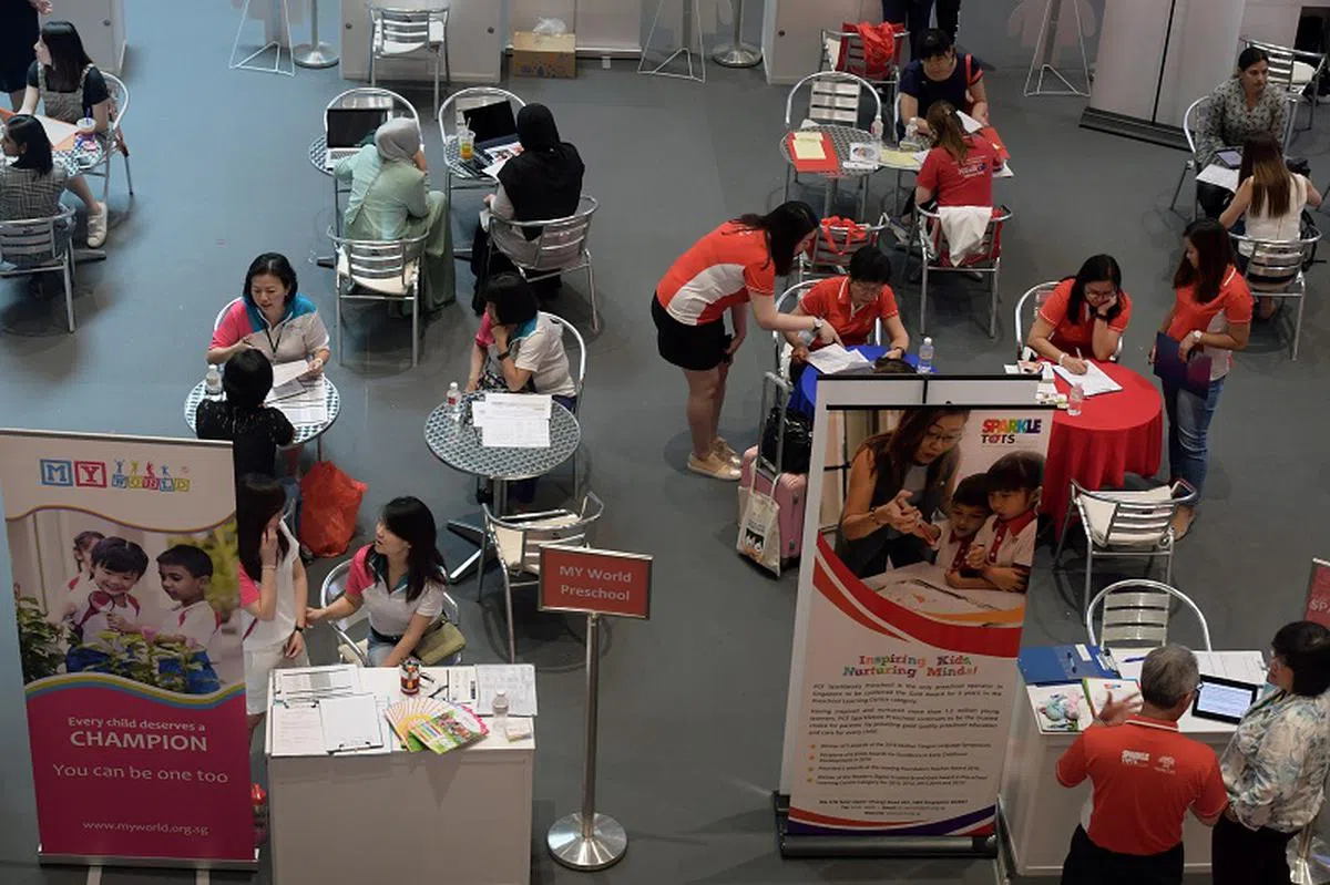本地学前教育领域必须在2025年前，聘请多3500名教师。图为2017年的一个学前教育领域职业展。（海峡时报）