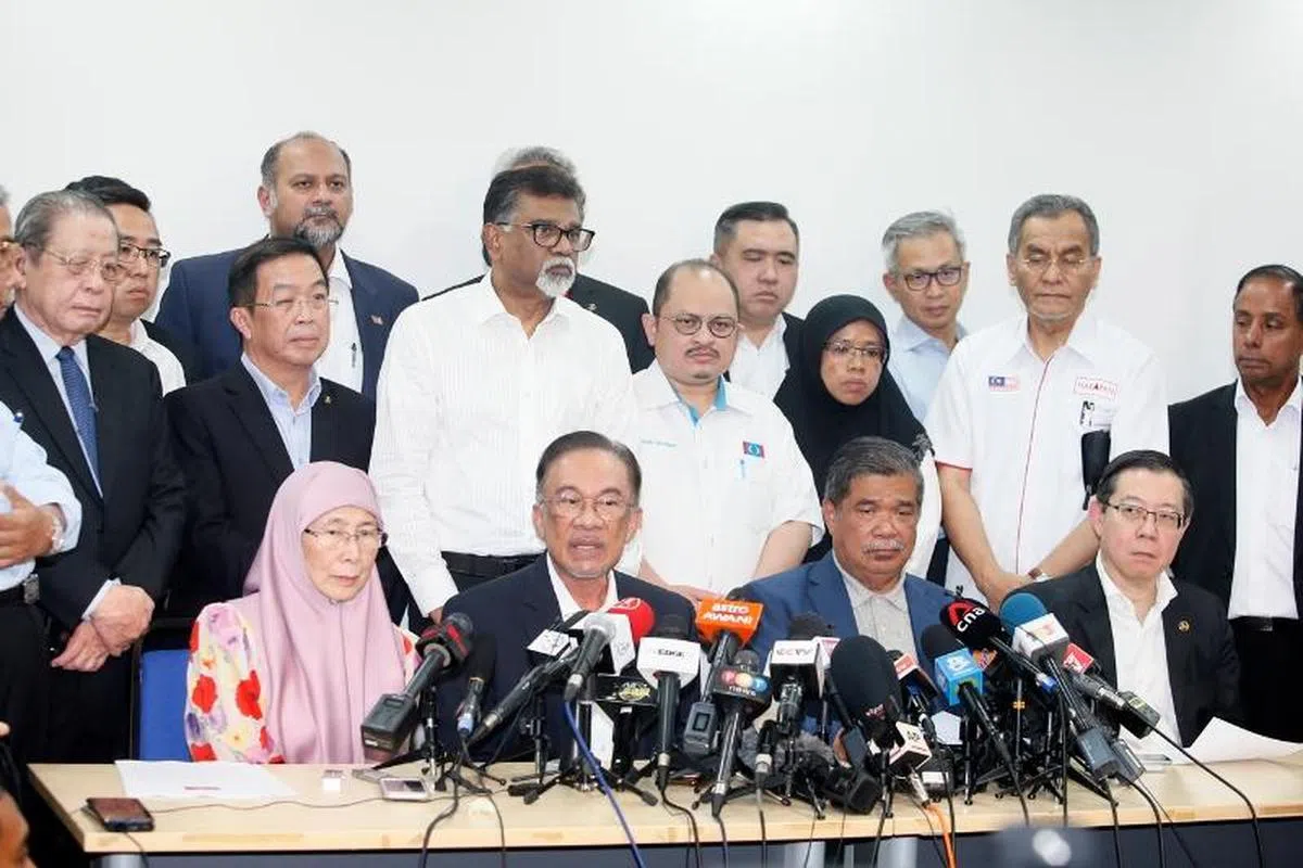  安华（左二）26日宣布，希盟国会议员已经集体推荐他成为候任首相。（互联网） 