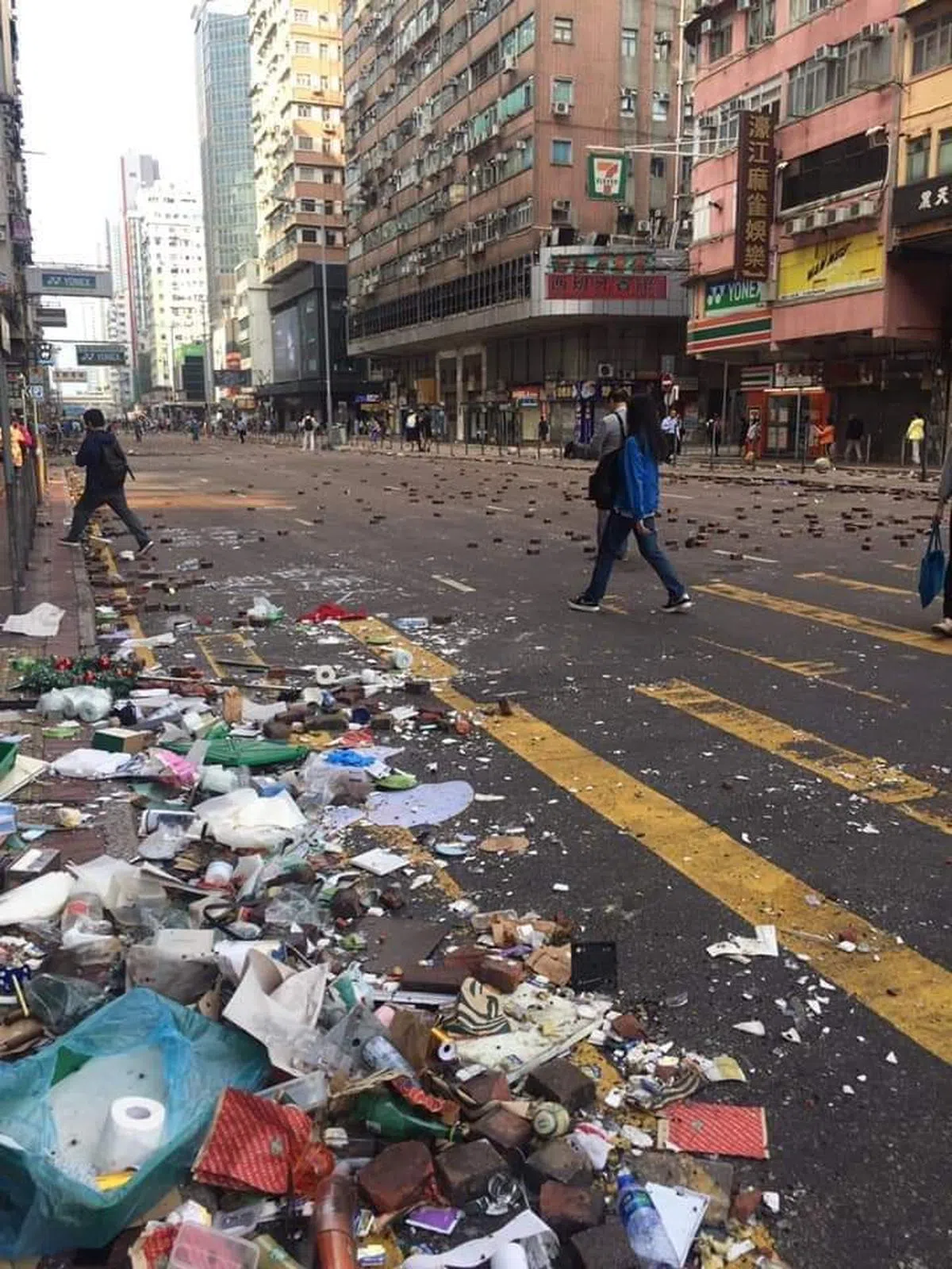  成堆的垃圾被摊在马路边。（我爱旅行面簿） 