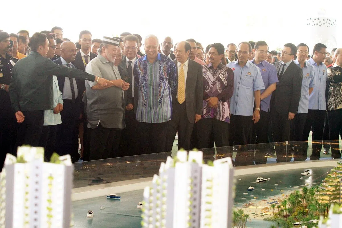  2016年3月6日，柔佛苏丹依布拉欣（前排左一）曾与马来西亚时任首相纳吉（前排左二）出席森林城市发展计划开幕礼。（星洲日报） 