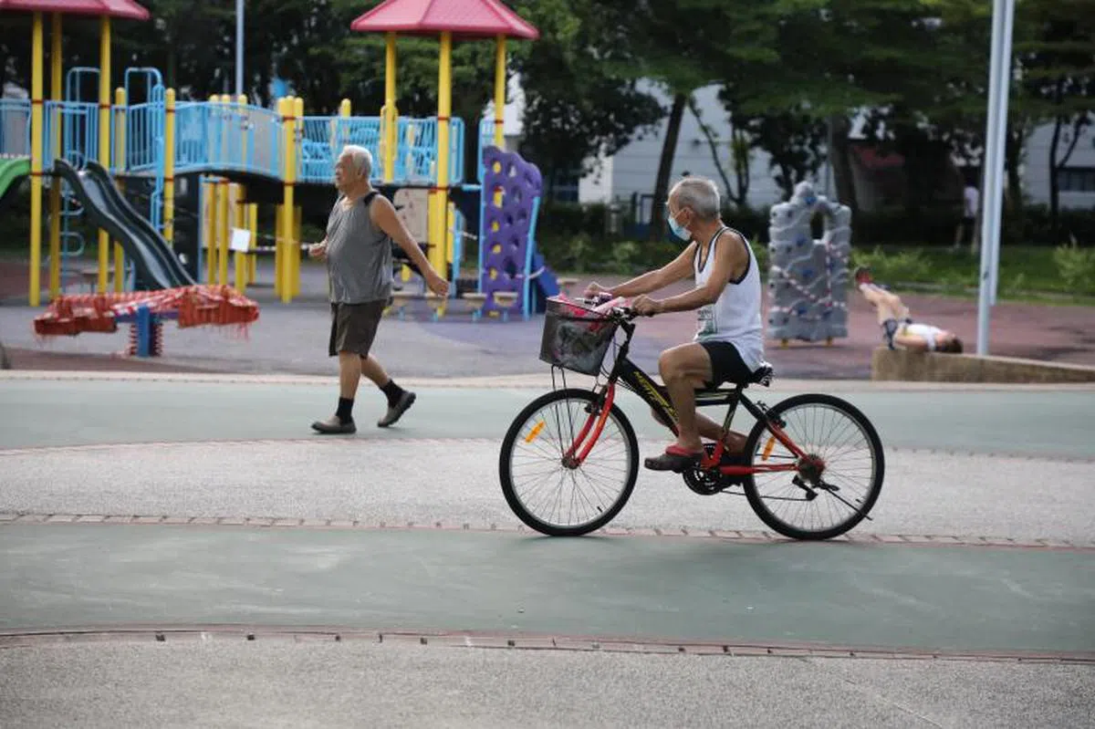  年长人士在第三阶段将可恢复日常活动。（联合早报） 