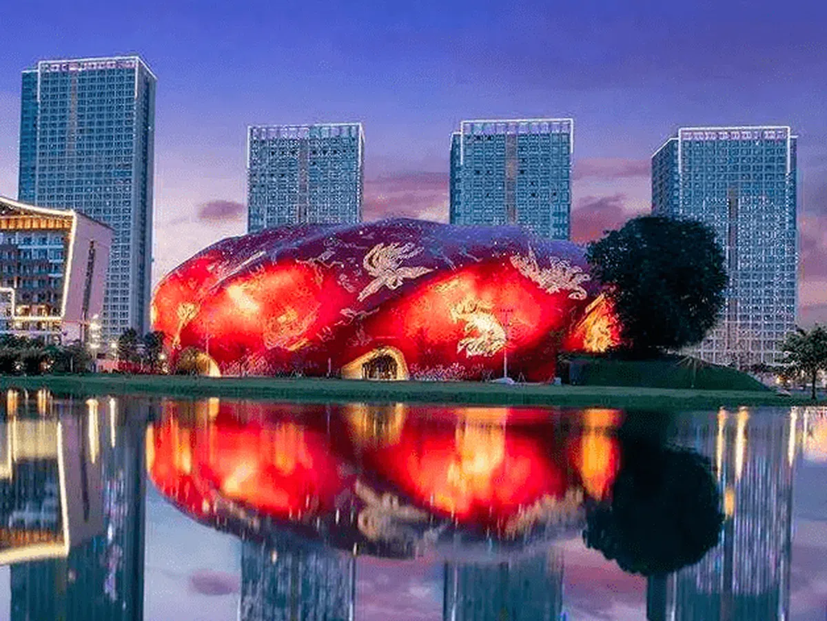  广州融创大剧院夜晚的实景图。（互联网） 