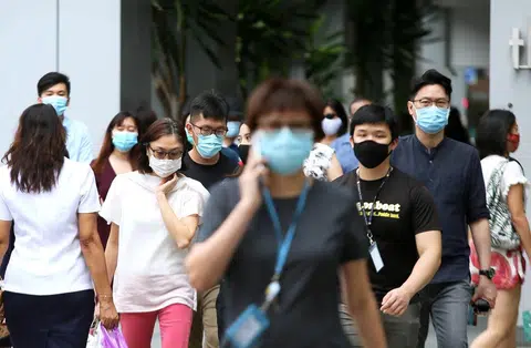 新加坡中央商业区的白领工作，大部分都由华族担当。（联合早报）