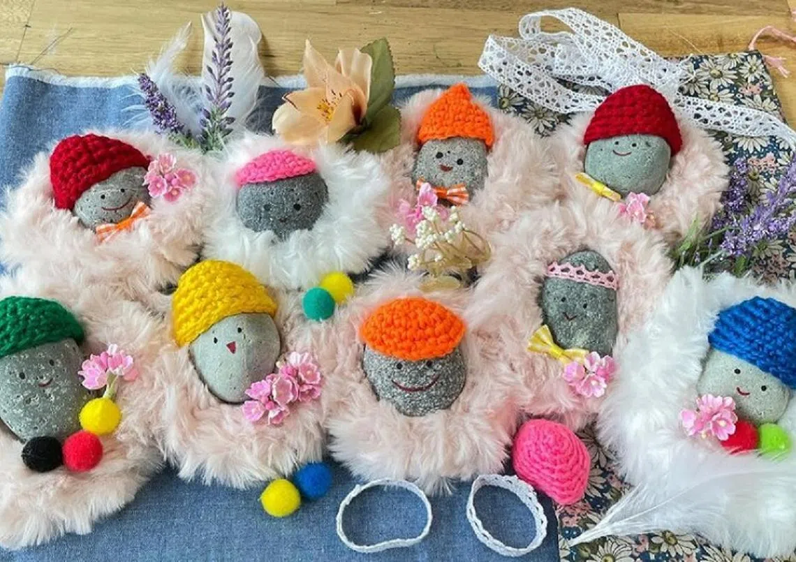 这些石头戴上帽子后，是不是比一般宠物还要萌？（Instagram/blueart_space）