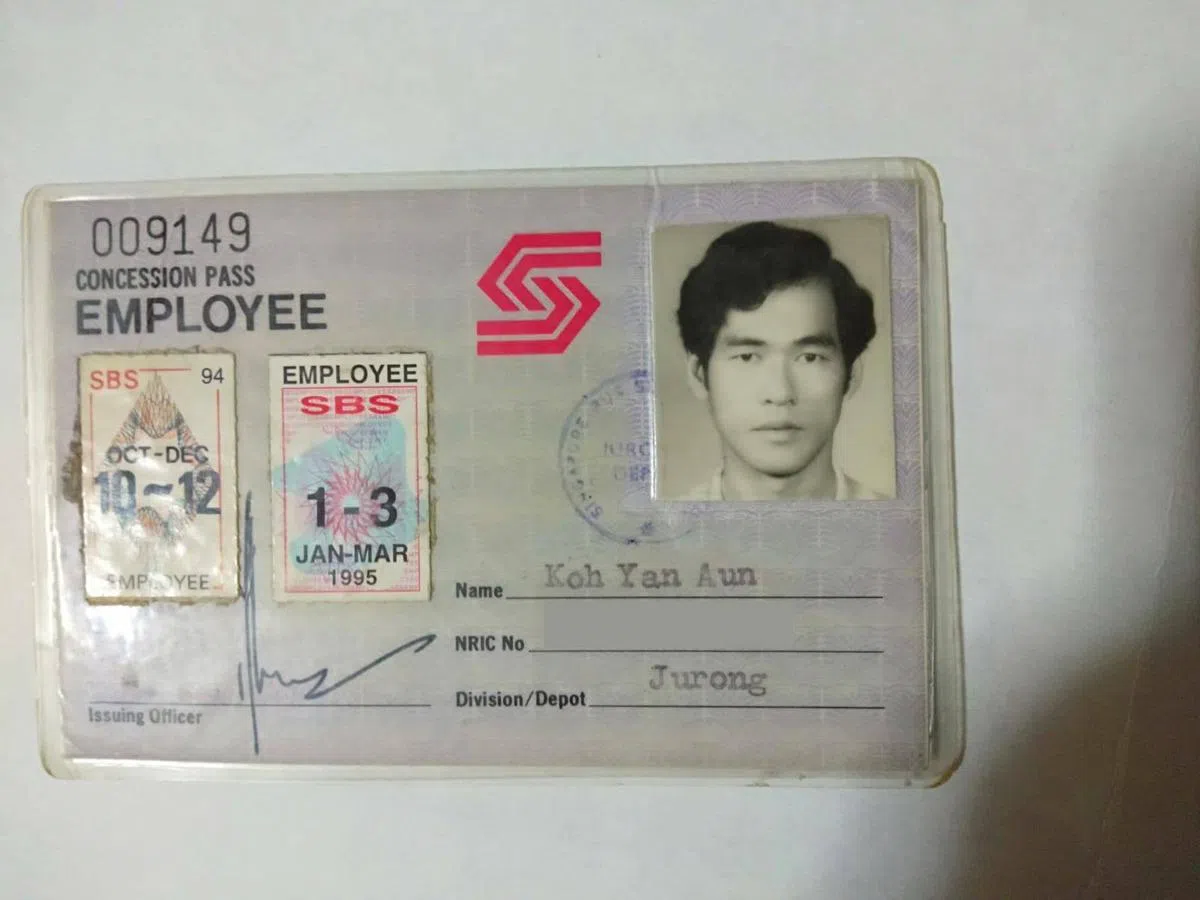  许燕安1994年的员工月票。如今，巴士车厂都可以免费乘坐任何的巴士和地铁。（新捷运面簿） 