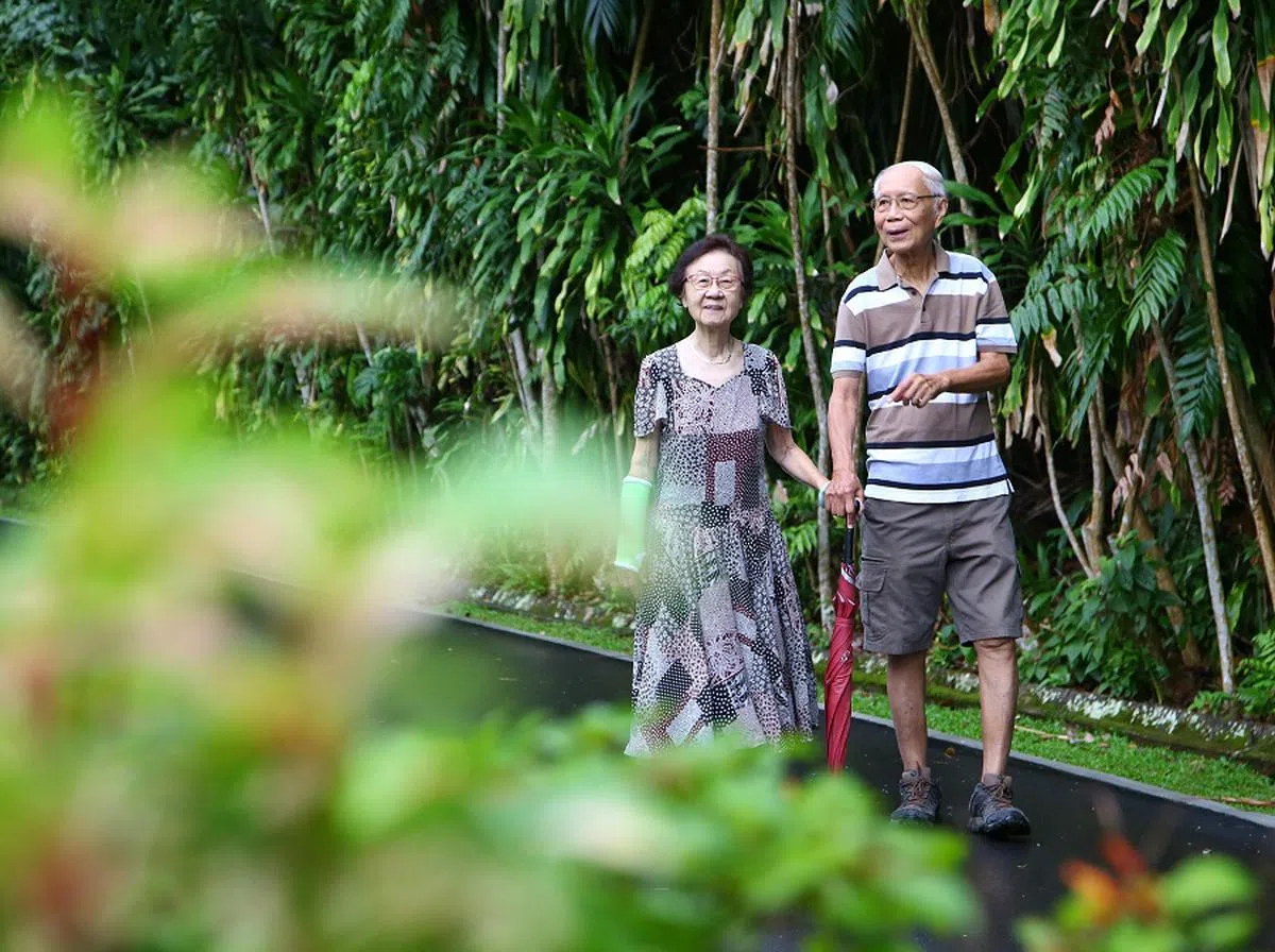 7月24日的《联合早报》周刊，专题报道一对“幸福”的空巢夫妻：陈炳炎（88岁）和太太许菲立（88岁）。（联合早报）