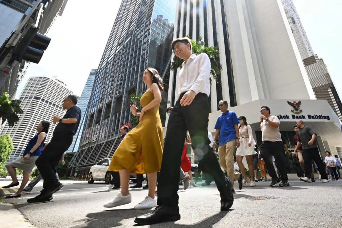 调查显示，本地有35%工作人士处于“精神离职”状态。图为中央商业区的上班族（海峡时报档案照）