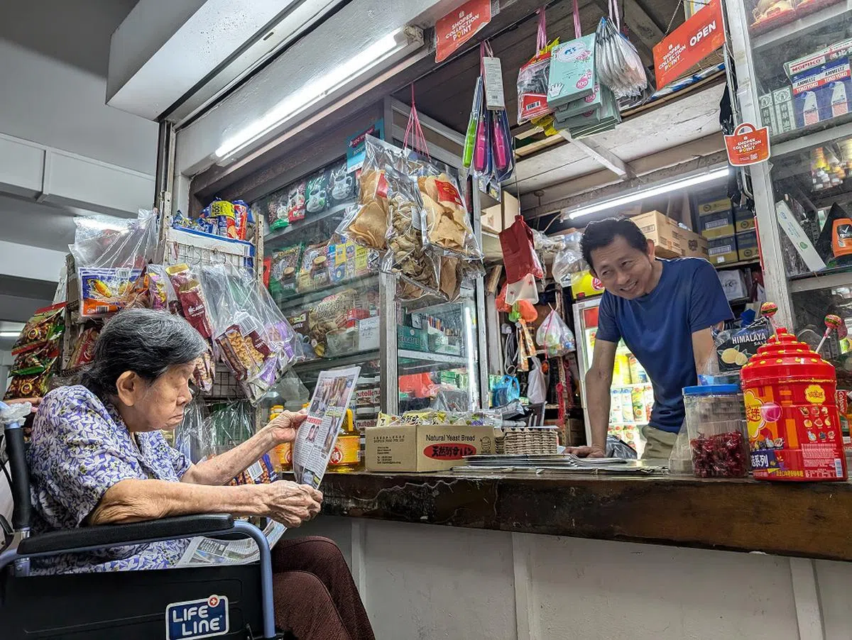 第二代店主Kelvin Lim（右）为了照顾行动不便的年迈母亲（左），决定辞去科技业的工作，接管“妈妈店”生意。（海峡时报）