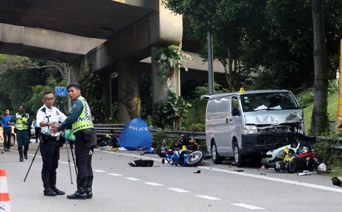 2017年3月11日，实里达快速公路（SLE）出口后，朝兀兰方向的武吉知马高速公路（BKE）一带发生一起致命车祸。一辆银色货车撞倒停在路肩上的九辆电单车，酿成二死六伤。许多警员事后到场调查，现场可见被撞倒的电单车及散落一地的电单车零件。（联合早报）